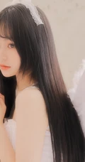 温柔可人黑直长发美丽白皙女孩肩带睡衣室内艺术摄影写真照