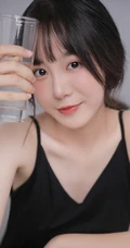 五官精致秀丽漂亮女生身着黑色肩带衣气质高清半身照摄影写真照片