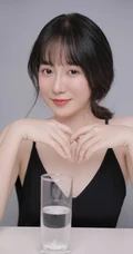 五官精致秀丽漂亮女生身着黑色肩带衣气质高清半身照摄影写真照片
