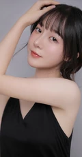 五官精致秀丽漂亮女生身着黑色肩带衣气质高清半身照摄影写真照片