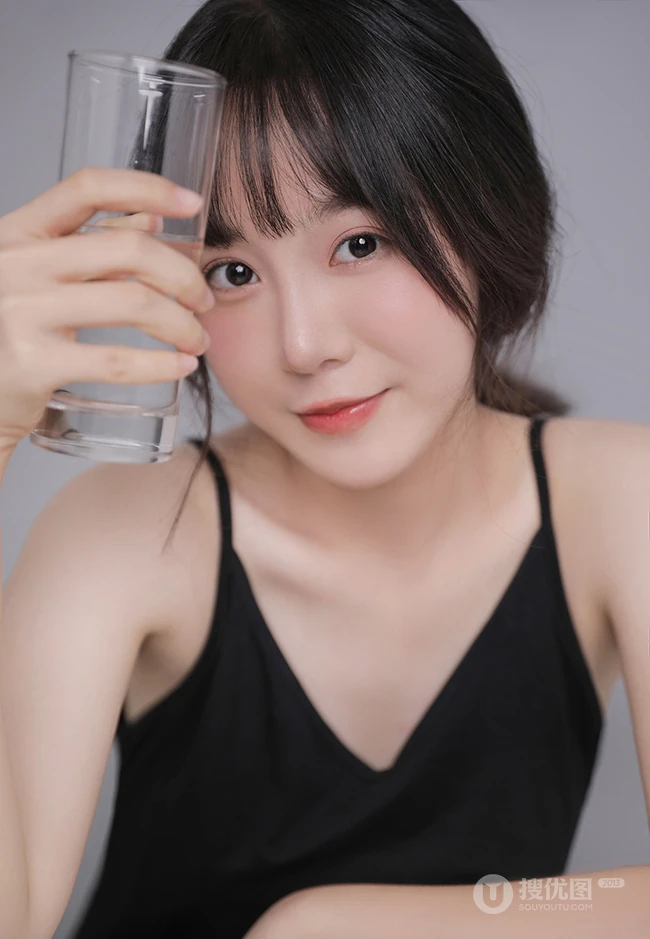 五官精致秀丽漂亮女生身着黑色肩带衣气质高清半身照摄影写真照片