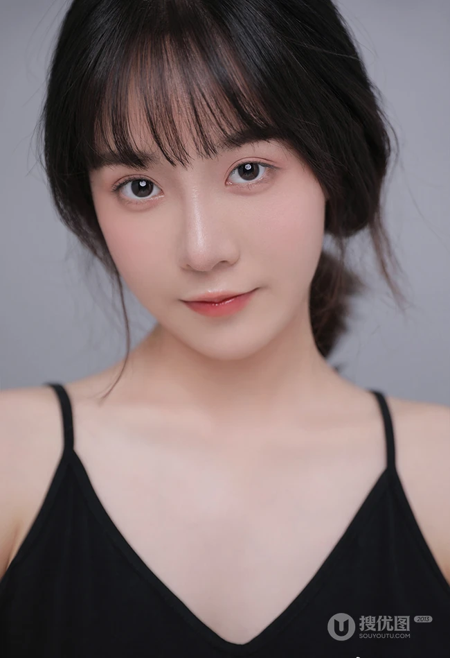 五官精致秀丽漂亮女生身着黑色肩带衣气质高清半身照摄影写真照片