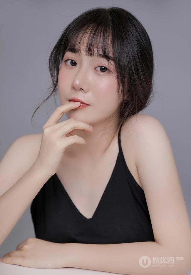 五官精致秀丽漂亮女生身着黑色肩带衣气质高清半身照摄影写真照片