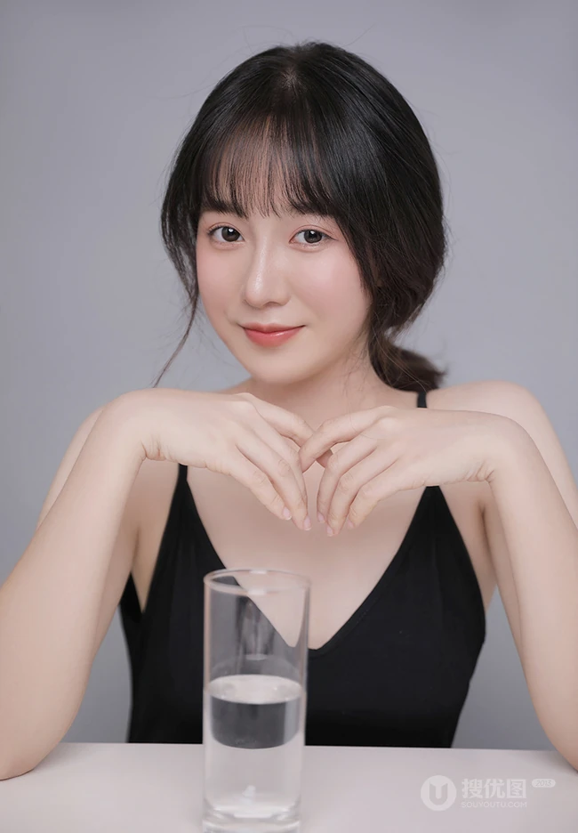 五官精致秀丽漂亮女生身着黑色肩带衣气质高清半身照摄影写真照片