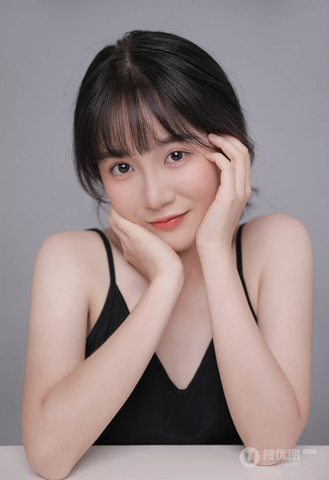 五官精致秀丽漂亮女生身着黑色肩带衣气质高清半身照摄影写真照片