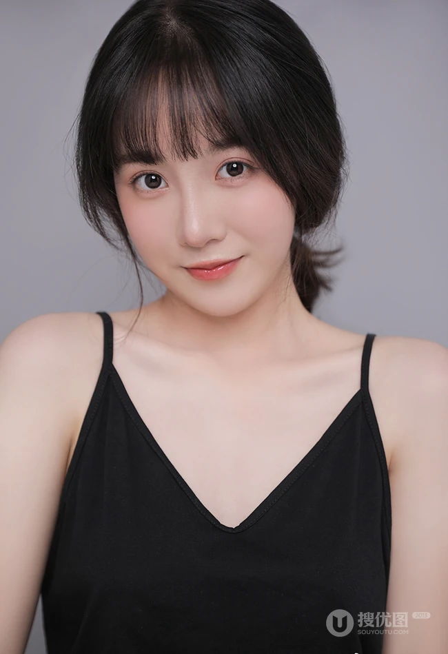 五官精致秀丽漂亮女生身着黑色肩带衣气质高清半身照摄影写真照片