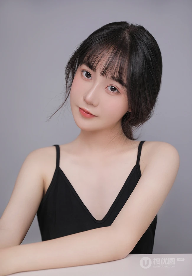 五官精致秀丽漂亮女生身着黑色肩带衣气质高清半身照摄影写真照片