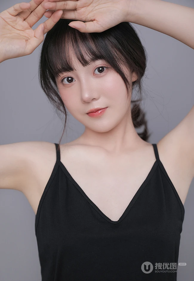 五官精致秀丽漂亮女生身着黑色肩带衣气质高清半身照摄影写真照片