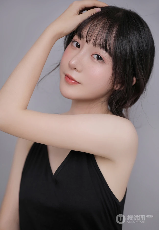 五官精致秀丽漂亮女生身着黑色肩带衣气质高清半身照摄影写真照片