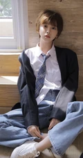 超短发漂亮可人小脸女生居家尝试多套服饰悠闲室内写真图片