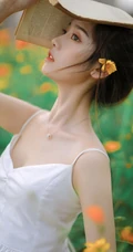 山花浪漫的花间超美肩带白裙少女唯美艺术摄影写真图集