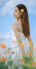 山花浪漫的花间超美肩带白裙少女唯美艺术摄影写真图集
