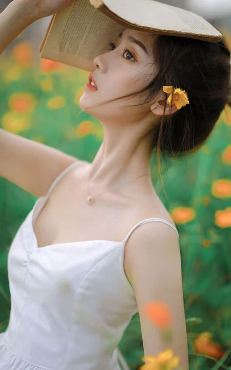 山花浪漫的花间超美肩带白裙少女唯美艺术摄影写真图集