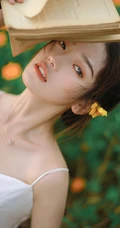 山花浪漫的花间超美肩带白裙少女唯美艺术摄影写真图集