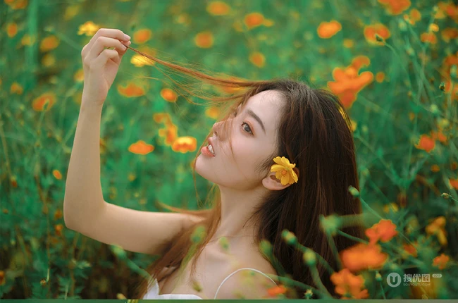 山花浪漫的花间超美肩带白裙少女唯美艺术摄影写真图集