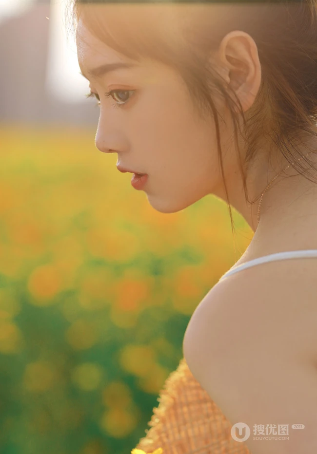 山花浪漫的花间超美肩带白裙少女唯美艺术摄影写真图集