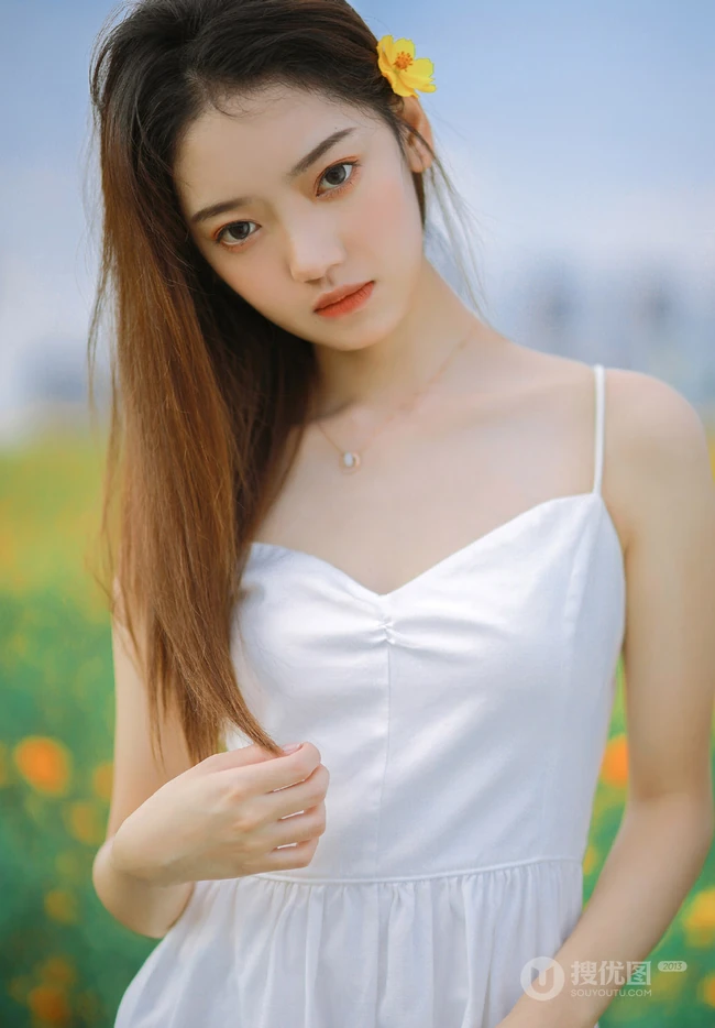 山花浪漫的花间超美肩带白裙少女唯美艺术摄影写真图集