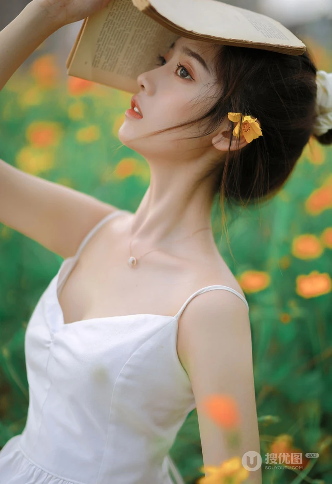 山花浪漫的花间超美肩带白裙少女唯美艺术摄影写真图集