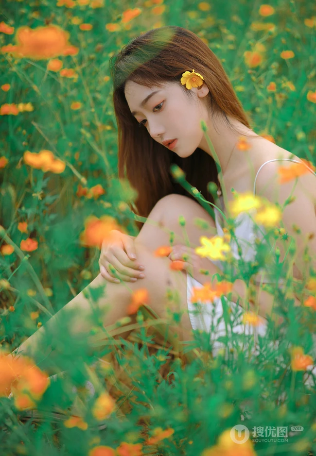 山花浪漫的花间超美肩带白裙少女唯美艺术摄影写真图集