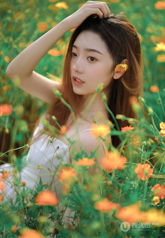 山花浪漫的花间超美肩带白裙少女唯美艺术摄影写真图集