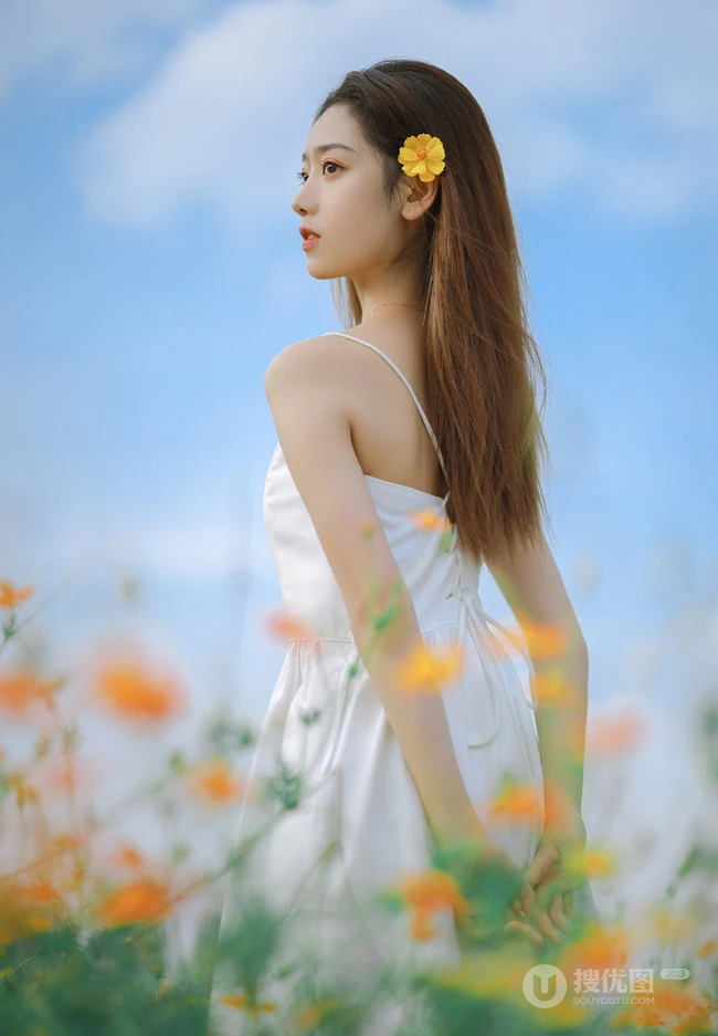 山花浪漫的花间超美肩带白裙少女唯美艺术摄影写真图集
