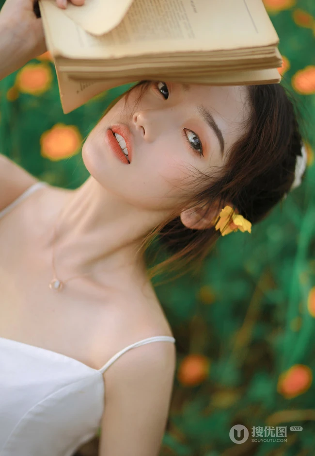山花浪漫的花间超美肩带白裙少女唯美艺术摄影写真图集