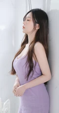 刚洗完头发的气质匀称白皙蓝色肩带裙气质女生湿发写真图片