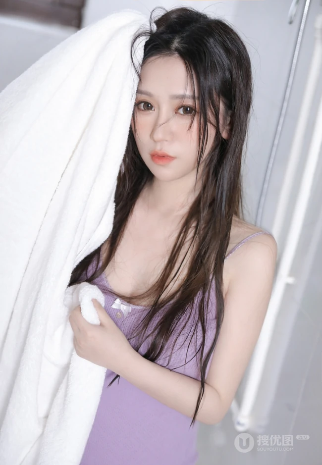 刚洗完头发的气质匀称白皙蓝色肩带裙气质女生湿发写真图片