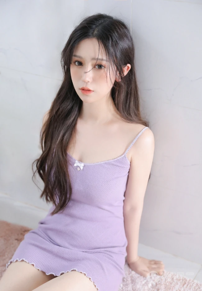 刚洗完头发的气质匀称白皙蓝色肩带裙气质女生湿发写真图片