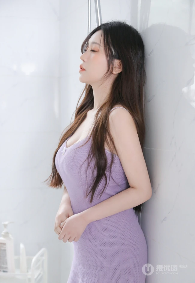 刚洗完头发的气质匀称白皙蓝色肩带裙气质女生湿发写真图片