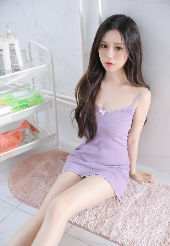 刚洗完头发的气质匀称白皙蓝色肩带裙气质女生湿发写真图片