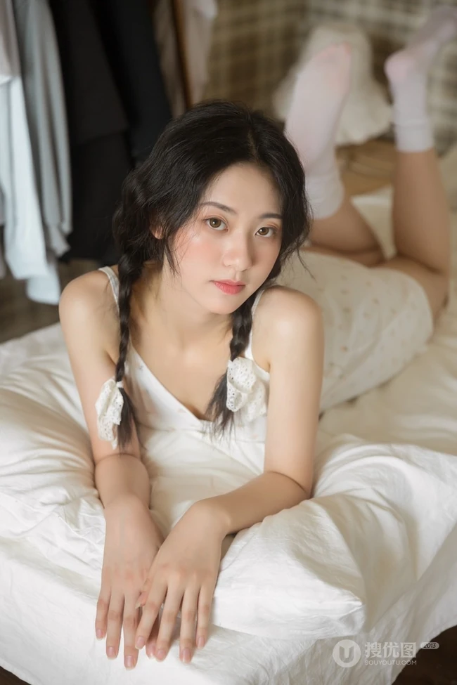 小碎花肩带白裙双麻花辫白袜少女居家慵懒动人休闲写真