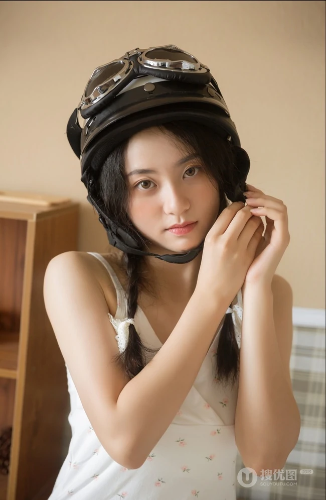 小碎花肩带白裙双麻花辫白袜少女居家慵懒动人休闲写真