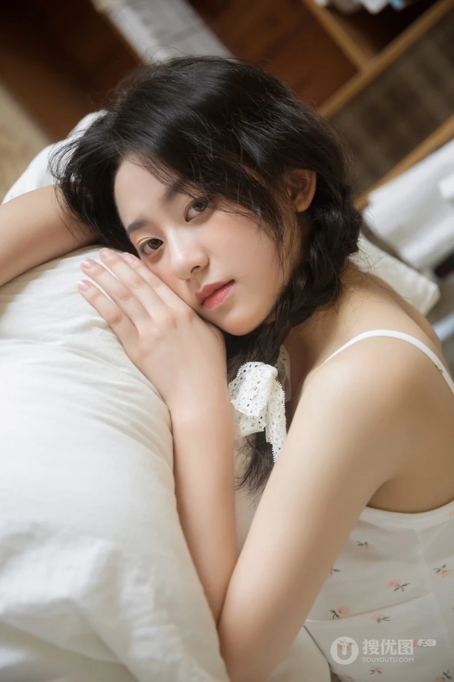 小碎花肩带白裙双麻花辫白袜少女居家慵懒动人休闲写真