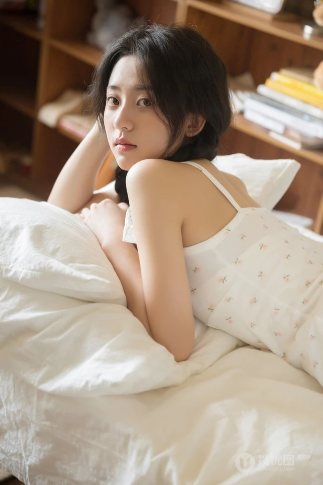 小碎花肩带白裙双麻花辫白袜少女居家慵懒动人休闲写真