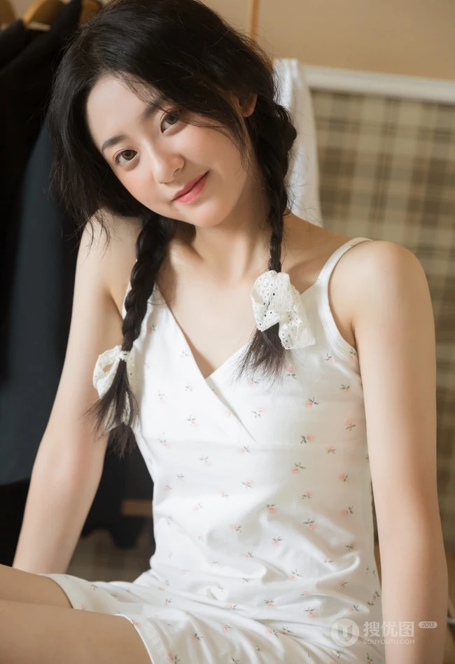 小碎花肩带白裙双麻花辫白袜少女居家慵懒动人休闲写真