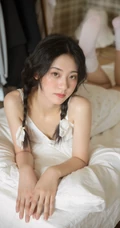 小碎花肩带白裙双麻花辫白袜少女居家慵懒动人休闲写真