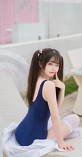 微胖型可爱可爱女生兰幼金紧身衣死库水泳池戏水玩泡泡气质超高清写真照