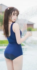 微胖型可爱可爱女生兰幼金紧身衣死库水泳池戏水玩泡泡气质超高清写真照