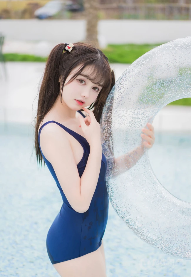 微胖型可爱可爱女生兰幼金紧身衣死库水泳池戏水玩泡泡气质超高清写真照