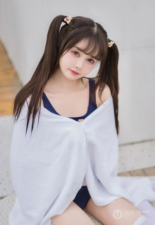 微胖型可爱可爱女生兰幼金紧身衣死库水泳池戏水玩泡泡气质超高清写真照