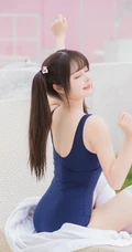 微胖型可爱可爱女生兰幼金紧身衣死库水泳池戏水玩泡泡气质超高清写真照
