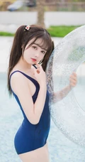 微胖型可爱可爱女生兰幼金紧身衣死库水泳池戏水玩泡泡气质超高清写真照