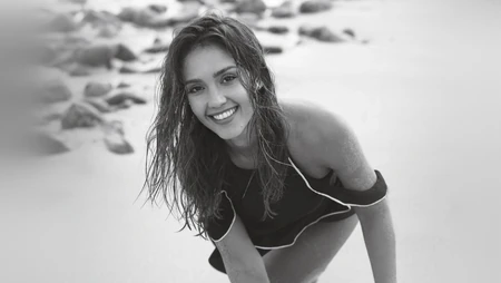 沙滩上玩耍的性感湿发欧美美女黑白色调唯美电脑壁纸