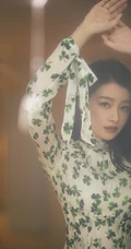 孙怡甜美可人三叶草连衣长裙写真，舞台照图片