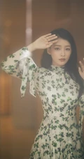 孙怡甜美可人三叶草连衣长裙写真，舞台照图片