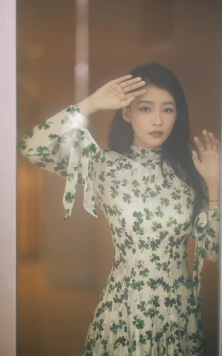 孙怡甜美可人三叶草连衣长裙写真，舞台照图片