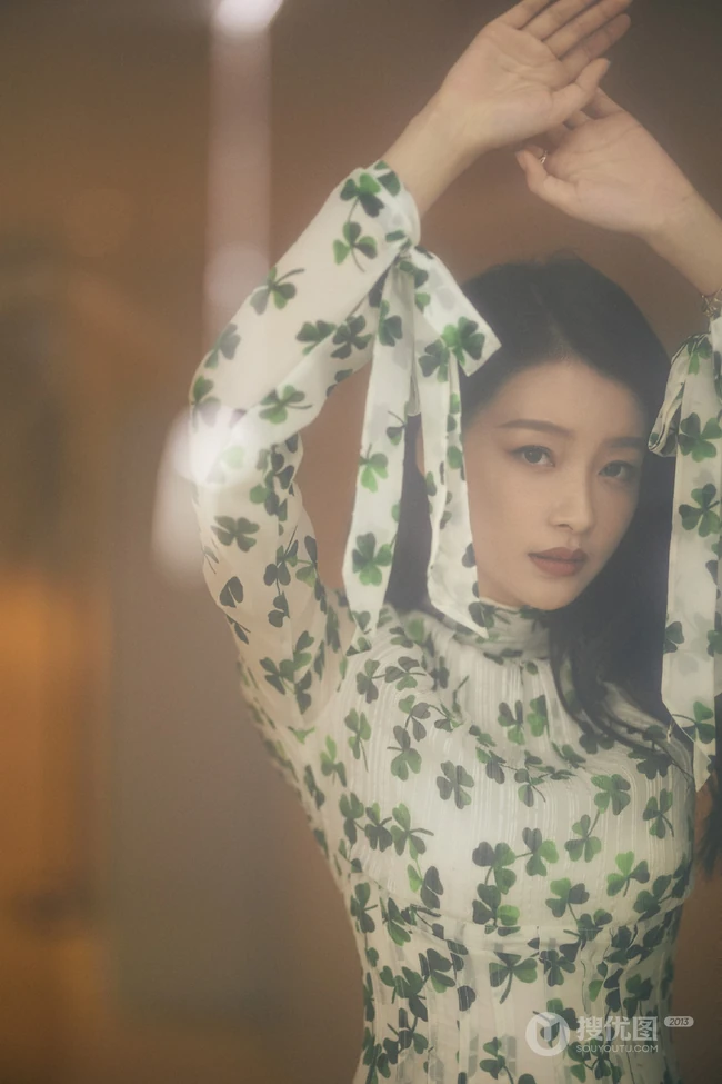孙怡甜美可人三叶草连衣长裙写真，舞台照图片