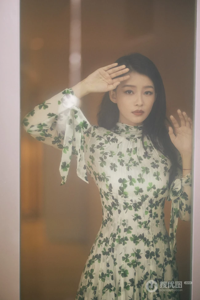 孙怡甜美可人三叶草连衣长裙写真，舞台照图片