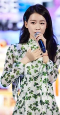 孙怡甜美可人三叶草连衣长裙写真，舞台照图片